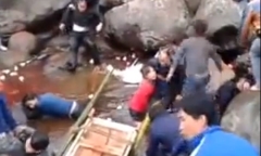 Clip: Vớt xác nạn nhân vụ sập cầu kinh hoàng ở Lai Châu