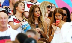 Clip: Shakira diện váy đỏ rực, mê đắm mày râu