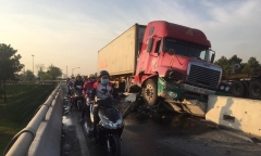 Tin tai nạn giao thông mới nhất ngày 21/3/2020: Tài xế container buồn ngủ, xe leo lên dải phân cách