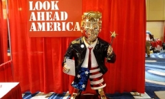Bức tượng mạ vàng của ông Trump được trưng bày tại hội nghị bảo thủ có ý nghĩa gì?