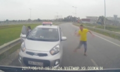 Vụ tài xế taxi chạy ngược chiều, rút tuýp sắt đe dọa: Tước phù hiệu xe một tháng