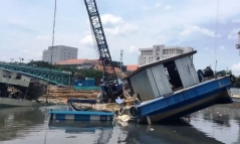 Hai sà lan lật nghiêng, đè chìm thuyền trên kênh Tàu Hủ
