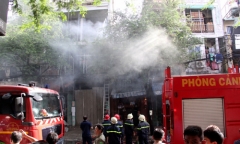 Khói lửa bao trùm căn nhà bán vàng mã, 3 người phụ nữ kịp thời tháo chạy