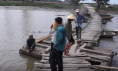 Qua cầu phao, 2 cha con rơi xuống sông tử vong