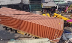 Tin tai nạn giao thông mới nhất ngày 9/4/2019: Xe container tông sập 3 nhà dân lúc rạng sáng