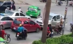 Xe bán tải lùi ngược chiều, cán người đi xe đạp tử vong