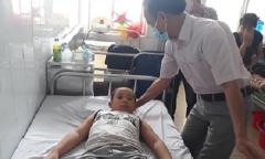 Bé trai mắc chứng bệnh “xưa nay hiếm”, cứ nâng đầu dậy là ngất