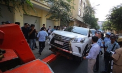 Cẩu xe Lexus lấn chiếm vỉa hè ở Sài Gòn