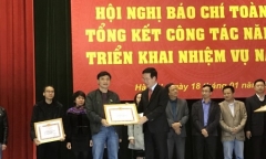 Những áp lực không tên và vinh quang phía sau từng con chữ