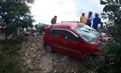 Xe ô tô mất lái gây tai nạn liên hoàn, 2 người trọng thương