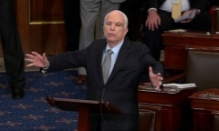 John McCain trở lại Thượng viện Mỹ bỏ phiếu thay thế Obamacare