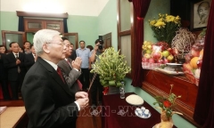 Tổng Bí thư, Chủ tịch nước Nguyễn Phú Trọng dâng hương tưởng niệm Chủ tịch Hồ Chí Minh