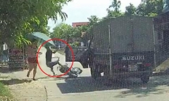 Video: Xe tải mở cửa bất cẩn, hất văng nam thanh niên