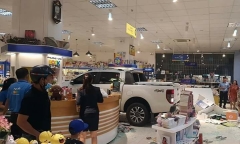 Video: Hãi hùng nữ tài xế ô tô bán tải Ford Ranger tông thẳng vào nhà sách