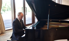 Tổng thống Putin ngẫu hứng chơi piano khi chờ ông Tập Cận Bình