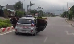 Truy tìm chiếc xe taxi mở bung cửa, lao nhanh trên đường
