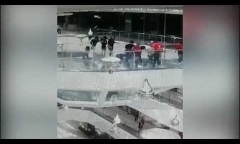Video: Bước hụt, nữ nhân viên rơi xuống bể cá mập tại trung tâm mua sắm