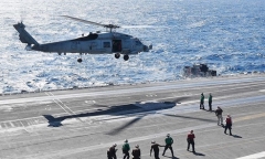 Trực thăng Mỹ rơi trên boong tàu sân bay ngay sau khi cất cánh