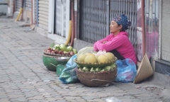Người Hà Nội co ro trong cái rét mùa đông đến sớm