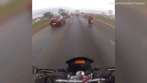 Video: Bị lốp xe ô tô văng trúng đầu, người đi xe máy thiệt mạng