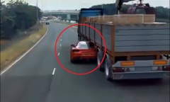 Video: Tài xế lái Ferrari liều lĩnh chui qua gầm container khi bị cảnh sát truy đuổi