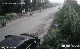 Mở cửa ô tô bất cẩn, nguời đàn ông gây tai nạn kinh hoàng