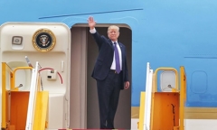 Tổng thống Mỹ Donald Trump rời Việt Nam