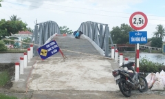 Phó Bí thư xã dỡ biển cấm qua cầu để xe chở vật tư vào nhà