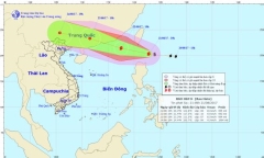 Bão Hato giật cấp 11 tiến sát Biển Đông