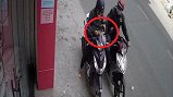 Video: Ngồi nghịch móng tay, cô gái 