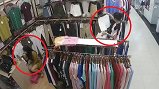 Video: Nhân viên mải mê trang điểm, khách nữ thản nhiên bỏ quần áo vào túi rồi 