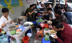 Sau Tết, dân tình kéo nhau ăn hàng, bị chặt chém, ăn không ngon