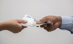 Vợ ly dị vì chồng đòi trả hơn 100 USD tiền xe mỗi lần chở vợ