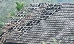 Mưa đá, lốc xoáy ở Nghệ An khiến nhiều nhà dân tốc mái