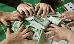 Người phụ nữ tổ chức sòng bạc lúc nửa đêm trong khu chợ bỏ hoang