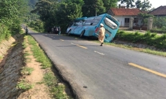 Tin tức tai nạn giao thông mới nhất hôm nay 12/7/2019: Xe khách cuốn người phụ nữ vào gầm rồi lật nghiêng