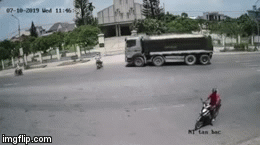 Video: Sang đường ẩu, người đàn ông đi xe máy bị xe ben ủi đi cả đoạn đường dài