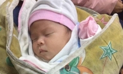 Một bé gái sơ sinh bị bỏ rơi gần cổng chùa