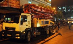 Người phụ nữ nhặt ve chai chết thảm dưới gầm xe bơm hút bê tông