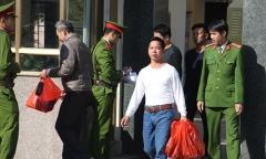 Chùm ảnh: Những bước chân lầm lỡ chào đón sự trở về của tự do