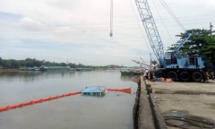 Sà lan chở sắt bị chìm, nhiều người rơi xuống sông Đồng Nai