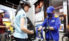Giá xăng RON 95 dầu bất ngờ giảm gần 600 đồng/lít