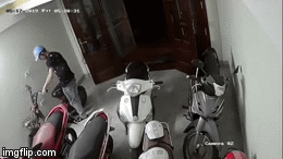 Video: Thanh niên táo tợn phá cửa nhà dân, trộm xe đạp điện ở Hà Nội