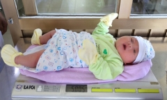 Cả ekip hộ sinh ngỡ ngàng vì cân nặng khó tin của bé trai sơ sinh ở Quảng Ninh