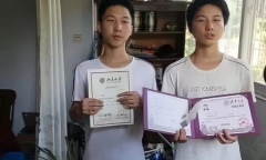 Hai anh em sinh đôi cùng đỗ đại họp top đầu châu Á, người mẹ chỉ trả lời ngắn gọn 1 câu về bí quyết dạy con khiến dư luận hết lời khen ngợi