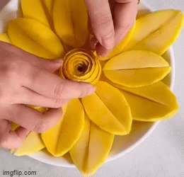 Video: Tuyệt chiêu gọt xoài đẹp mắt, mẹ chồng khó tính cũng phải xuýt xoa khen ngợi