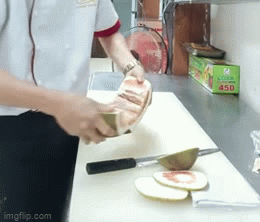 Video: Dân mạng tranh cãi với cách gọt bưởi đúng chuẩn nhà hàng