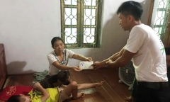 Nhóm thiện nguyện trao gần 27 triệu đồng hỗ trợ người mẹ câm điếc nuôi con u não