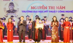Nữ Thủ khoa nhiều lần muốn bỏ học làm 
