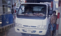 Bị quay phim, tài xế giật điện thoại của nhân viên trạm BOT T2